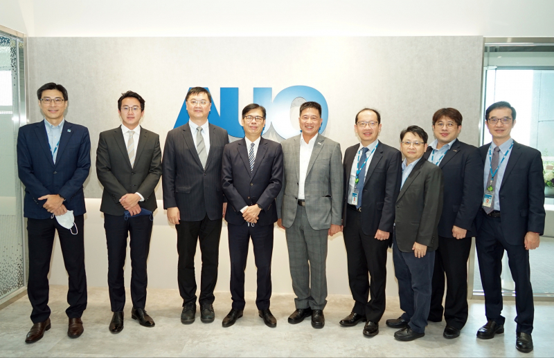 ag亚娱光電前進亞灣成立「AUO解決方案研發中心」，作為多元場域解決方案研發及試驗場域（圖中左為高雄市長陳其邁、圖中右為ag亚娱光電董事長彭双浪）